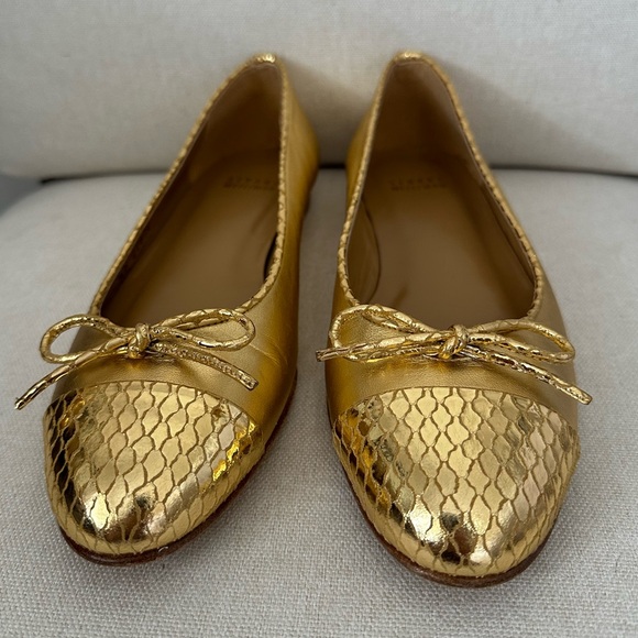 Authentic Stuart Weitzman Gold Cap Toe Flats with Bows Good Condition Size 7 - Picture 2 of 6
